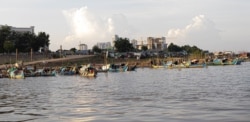 Fishing boats are parked along the Mekong riverbank on the evening of Oct. 14, 2019, in Phnom Penh, Cambodia. (Malis Tum/VOA Khmer)