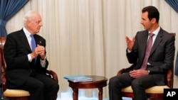 Arxiv surat - Suriya Prezidenti Bashar Assad (o'ngda) BMTning Suriya bo'yicha vakili Staffan de Mistura bilan Damashqda uchrashmoqda, 10-niyabr, 2014-yil