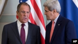 U.S. Secretary of State John Kerry talks with Russian Foreign Minister Sergey Lavrov, left, at the U.S. Chief of Mission Residence in Paris, France, Oct. 14, 2014. 