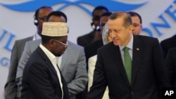 Somalia's PM Abdiweli Mohamed Ali, left, shakes hands with Turkish counterpart before he addresses a conference that aims to support Somalia in a transition process, Istanbul, Turkey, June 1, 2012.