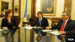 La presidenta Cristina Fernández recibió al ministro de Economía, Amado Boudou, y al secretario de Hacienda, Juan Carlos Pezoa.