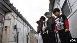 Warga, termasuk anak-anak, mengheningkan cipta dan berdoa pada pukul 2:46 siang waktu setempat untuk memperingati tepat sebulan bencana 11 Maret.