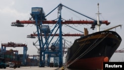 印尼首都雅加達丹戎不碌港貨櫃碼頭。