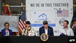 ကာလီဖိုးနီးယားပြည်နယ် လော့စ်အိန်းဂျလိဇ်မြို့မှာလောင်တဲ့ တောမီးဒဏ် အခြေအနေကို သွားရောက်လေ့လာတဲ့ သမ္မတ ဒေါ်နယ်ထရမ့်နဲ့ ဇနီး မယ်လယ်နီယာထရမ့်။ (အလယ်နှစ်ဦး) (January 24, 2025. Photo by Mandel)