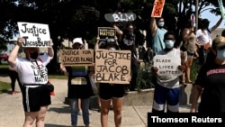 Watu wakiandamana kupinga kupigwa risasi mtu mweusi kwa jina la Jacob Blake katika mji wa Kenosha, Wisconsin.