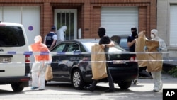 Police and forensic officers remove items during a house search in the Molenbeek district of Brussels, June 21, 2017. Belgian authorities said they foiled a terror attack when soldiers shot a suspect in the heart of Brussels after a small explosion at a busy train station Tuesday.