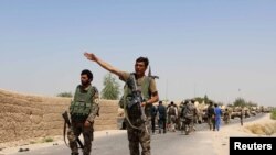 Des membres de l'armée afghane arrivent dans la province de Helmand, dans le sud de l'Afghanistan, le 10 août 2016. 