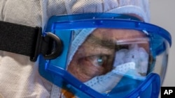 Ảnh minh họa: Bác sĩ Giovanni Passeri, xem xét ảnh chụp phổi của bệnh nhân tại Bệnh viện Maggiore ở Parma, Ý hôm 8/4/2020. 