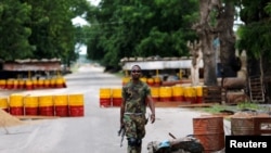 Un soldat passe devant un poste de contrôle à Bama, dans l'État de Borno, au Nigeria, le 31 août 2016. (Photo: REUTERS/Afolabi Sotunde)