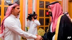 Sin Džamala Kašogija Salah rukuje se sa saudijskim prestolonaslednikom princom Muhamedom bin Salmanom, 23. oktobra u Rijadu (Foto: AP/Saudijska novinska agencija )