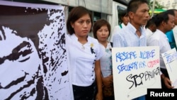 Political activists take part in a demonstration for Ko Par Gyi in Yangon, October 26, 2014.