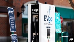 Stasiun pengisian daya kendaraan listrik EVgo terlihat di salah satu tempat perbelanjaan di Northbrook, Illinois, dalam foto yang diambil pada 31 Maret 2021. (Foto: AP/Nam Y. Huh)