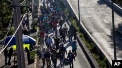 A group of Central American migrants resume their journey north toward the U.S. after leaving a temporary shelter in Mexico City, Mexico, Nov. 9, 2018.