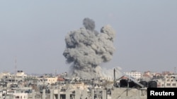 Asap mengepul dari sebuah area di Rafah menyusul serangan Israel ke wilayah tersebut pada 6 Mei 2024. (Foto: Reuters/Hatem Khaled)