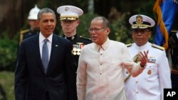 President Barack Obama, left, walks with Philippines President Benigno Aquino III at Malacanang Palace in Manila, the Philippines, Monday, April 28, 2014.