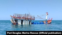 Chiếc tàu của người xin tị nạn Việt nam bị bỏ rơi gần cửa sông Daintree ở Bắc Úc