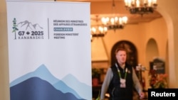 Лице поминува во близина на просторијата за состаноци пред самитот на министрите за надворешни работи на Г7 во Квебек, Канада, 12 март 2025 година