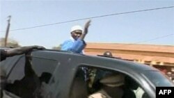 Đoàn xe của Tổng Thống Wade đã bị người biểu tình ném đá trong hành trình dài 70 km đi từ thủ đô Senegal tới Thies