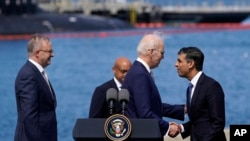 Perdana Menteri Inggris Rishi Sunak menjabat tangan presiden AS Joe Biden dalam konferensi pers bersama Perdana Menteri Australia Anthony Albanese di San Diego, pada 13 Maret 2023. (Foto: AP/Evan Vucci)
