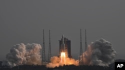 Roket Long March-5B Y4 yang membawa modul pesawat antariksa Mengtian meluncur dari Pusat Peluncuran Satelit Wenchang di Hainan, China, pada 31 Oktober 2022. (Foto: Hu Zhixuan/Xinhua via AP)