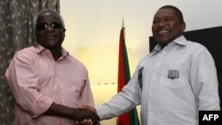Le président mozambicain Filipe Nyusi, à droiute, serre la main du leader de l'opposition Afonso Dhlakama, à gauche, à Maputo, Mozambique, 7 février 2015