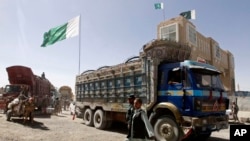 چارواکي‌ وايي په پېښور کې د وړو د تولید ۲۰۰ فابریکو له ډلې یې ۱۰۰ تړل شوي دي