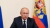 Presiden Rusia, Vladimir Putin, saat menyampaikan pidato kenegaraan dari kediaman Novo-Ogaryovo residence di luar Moskow, 11 Mei 2020.