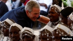 Rais wa Marekani George W. Bush alipoitembelea shule ya wasichana wa Kimasai huko Arusha, Tanzania Februari 18, 2008. Picha na Reuters.