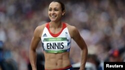 Một căn nhà và một cột điện bị đè dưới tảng đá lớn đổ xuống từ dốc do mưa lớn gây ra ở Kamakura, ngoại ô Tokyo. Ít nhất 17 người đã thiệt mạng khi bão Wipha, "mạnh nhất trong 10 năm qua", quét qua gần Tokyo, Nhật Bản, gây sạt lở đất, chôn vùi nhiều ngôi nhà.