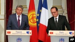 Qirg'iziston Prezidenti Almazbek Atambayev Parijda Fransiya Prezident Fransua Olland bilan matbuot anjumanida qatnashmoqda, 25-mart, 2015-yil