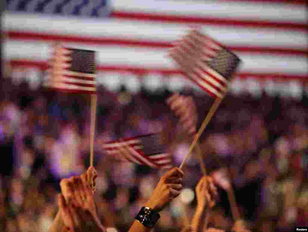 Pendukung presiden AS Presiden Barack Obama di Chicago bersorak menyambut kemenangannya (6/11).