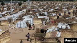 Des personnes marchent dans le camp des déplacés internes de Maiduguri, au Nigeria, le 1er décembre 2016.