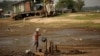 El pescador Raimundo da Silva do Carmo, de 67 años, se baña con agua de un pozo en el lago Puraquequara, afectado por la sequía, en Manaos, Brasil, el 6 de octubre de 2023. [REUTERS]