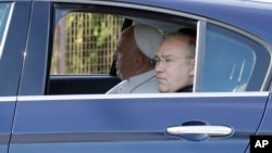 Pope Francis arrives at the Velletri detention center, south of Rome, to celebrate the “Missa in Coena Domini” and wash the feet of some inmates, April 18, 2019. 