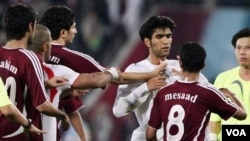Timnas Iran saat berhadapan dengan timnas Qatar (foto: dok). Timnas Iran lolos babak final kualifikasi Asia untuk PD 2014.