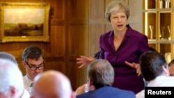 PM Inggris Theresa May berbicara pada pertemuan dengan para anggota kabinetnya. 