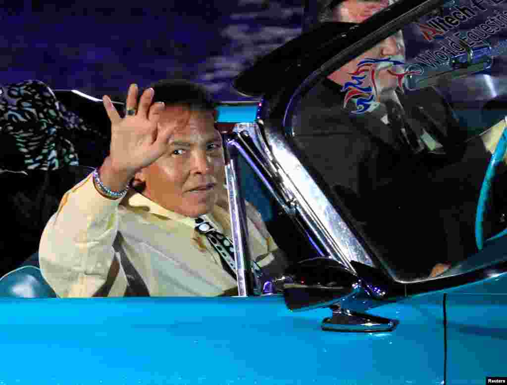 Boxing great Muhammad Ali waves to the crowd during the opening ceremony of the World Equestrian Games in Lexington, Kentucky, in this September 25, 2010 file photo.