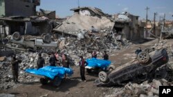 Мешканці Мосула перевозять тіла жертв, які загинули в боях за місто 