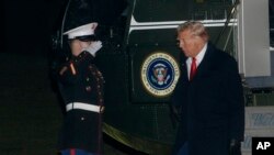 ২০২৫ সালের ২৭ জানুয়ারি ওয়াশিংটনে হোয়াইট হাউসের সাউথ লনে মেরিন ওয়ান থেকে নামছেন প্রেসিডেন্ট ডনাল্ড ট্রাম্প। ফাইল ছবি।
