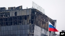 Una vista del Crocus City Hall quemado después de un ataque en el extremo occidental de Moscú, Rusia, el sábado 23 de marzo de 2024.