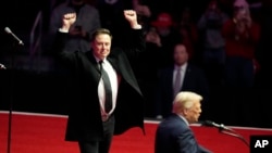 แฟ้มภาพ - อิลอน มัสก์ ยืนชูมือเชียร์ว่าที่ปธน.โดนัลด์ ทรัมป์ ก่อนงานพิธีปฏิญาณตนรับตำแหน่ง เมื่อวันที่ 19 ม.ค. 2568 ที่กรุงวอชิงตัน