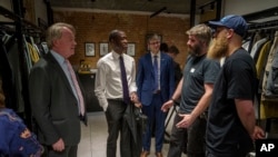 Брента Німана (на фото в центрі) вразила стійкість української економіки. Він розповів про те як відвідав крамницю Riotdevision в Києві, де продається одяг із біркою "зроблено в Україні під час війни". 