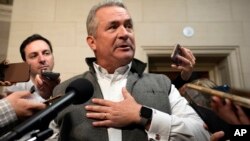 Дон Бейкон, конгресмен-республіканець від штату Небраска спілкується з журналістами у будівлі Конгресу США.