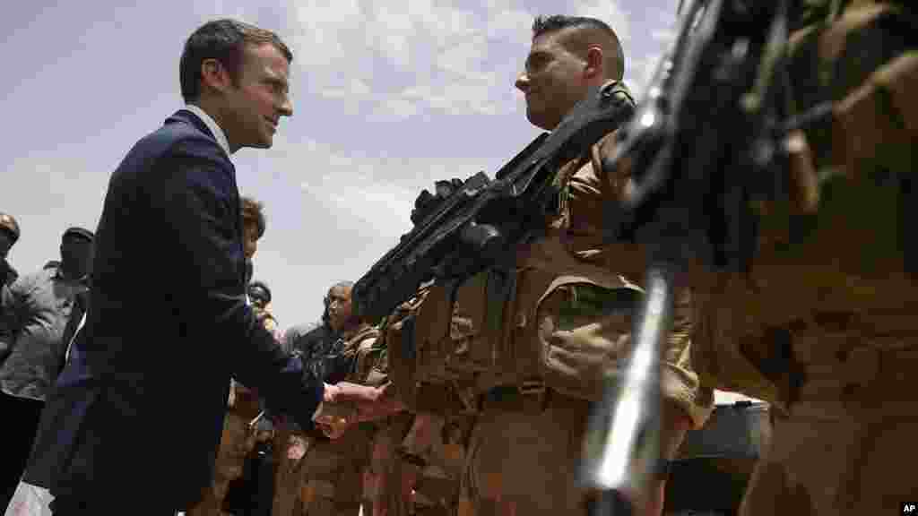 Emmanuel Macron Franci Djamanatigui Koura Tara Gao Mali La. Gao, mai kalo tile 19, 2017. &nbsp;