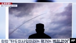 Orang-orang menyaksikan berita di TV yang menampilkan cuplikan peluncuran roket Korea Utara, di Stasiun Kereta Seoul, Korea Selatan, 1 Agustus 2019.