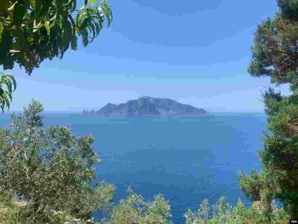 View of the island of Capri (Sabina Castelfranco/VOA)