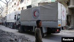Un convoi humanitaire du Croissant-Rouge syrien dans la ville assiégée de Douma, Ghouta orientale, Damas, le 5 mars 2018.