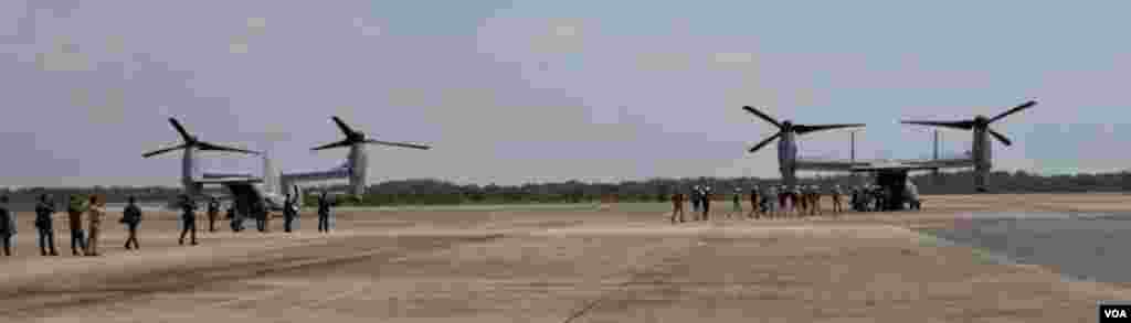 American "evacuees" board a pair of US Marine Corps MV-22 Osprey tilt-rotor aircraft. (Steve Herman/VOA News)