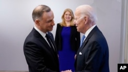 Президент Польщі Анджей Дуда вітає президента США Джо Байдена у Президентському палаці у Варшаві, 22 лютого 2023 року. (Фото: AP/Еван Вуччі)