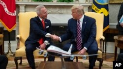 "Jeff se unirá al Partido Republicano", anunció el presidente Donald Trump el jueves por la tarde durante una comparecencia en la Oficina Oval con Jeff Van Drew, quien le había dicho a su personal durante el fin de semana que se convertiría en republicano. 